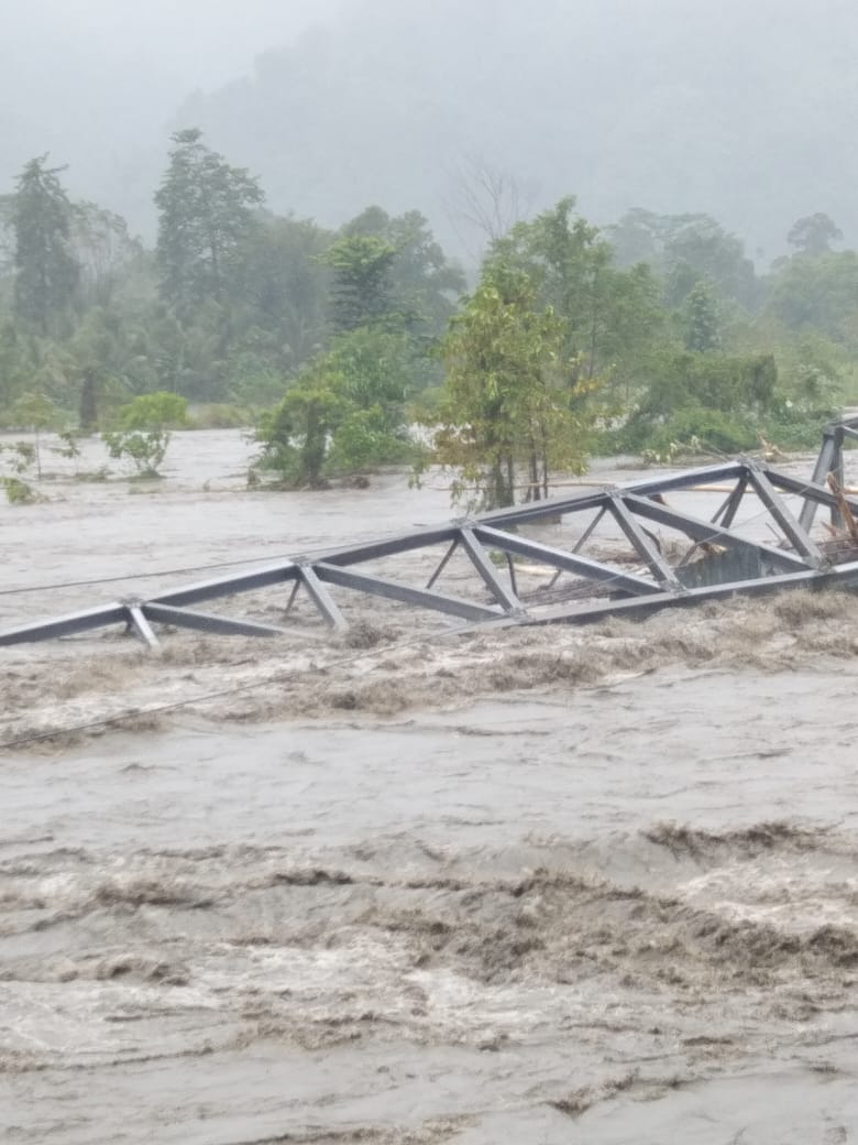 Akibat Terjangan Banjir Jembatan Penghubung Putus Letternews