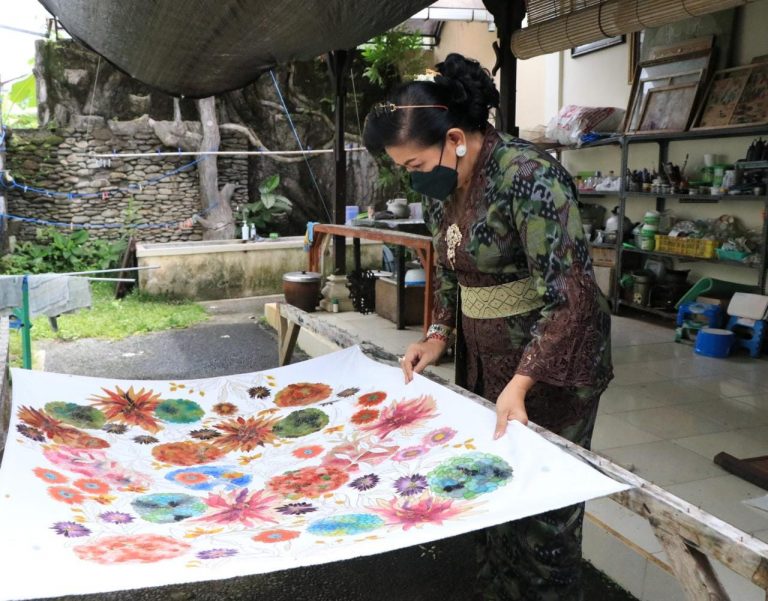 Pengerajin Batik di Ubud Rangkul Yuki Toyosaki Untuk Ikut Pasarkan Produk