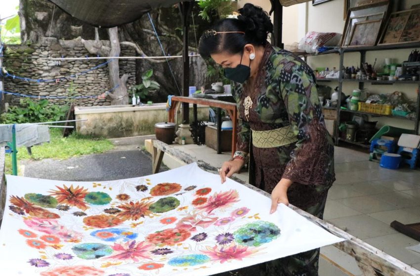  Pengerajin Batik di Ubud Rangkul Yuki Toyosaki Untuk Ikut Pasarkan Produk