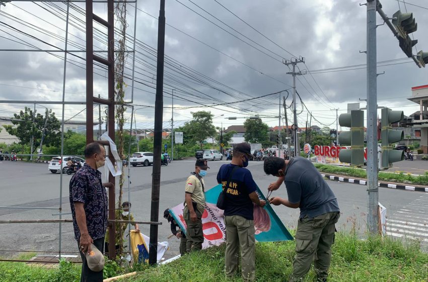  Satpol PP Denpasar Tertibkan Banner, Spanduk, dan Pamflet Kadaluwarsa