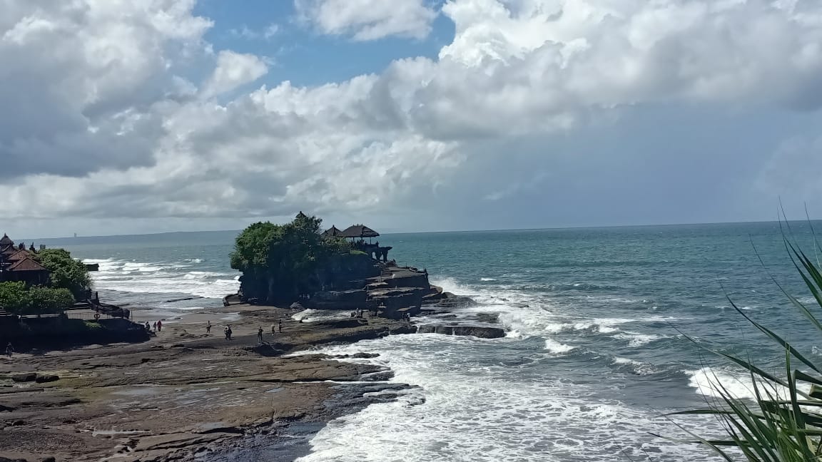 Gejolak Global dan Ekonomi Domestik Picu Penurunan Kunjungan Wisatawan di Tanah Lot