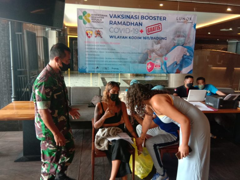 Kodim 1611/Badung Adakan Vaksin Booster Sasar Tempat Wisata di Kawasan Kuta