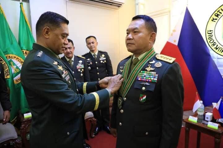  Panglima Angkatan Darat Filipina Anugerahi Kasad Tanda Kehormatan