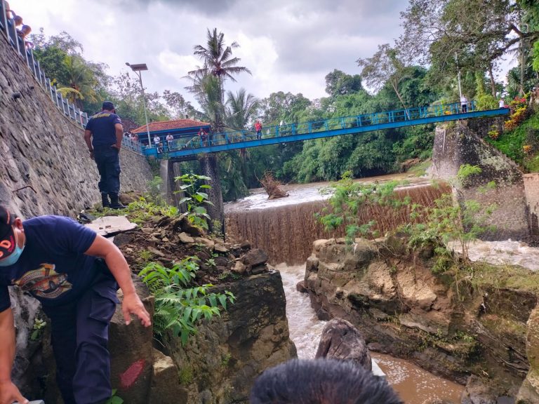 Bersihkan Pohon Ranting Warga Terseret Air Sungai Ayung di PDAM Kota Denpasar