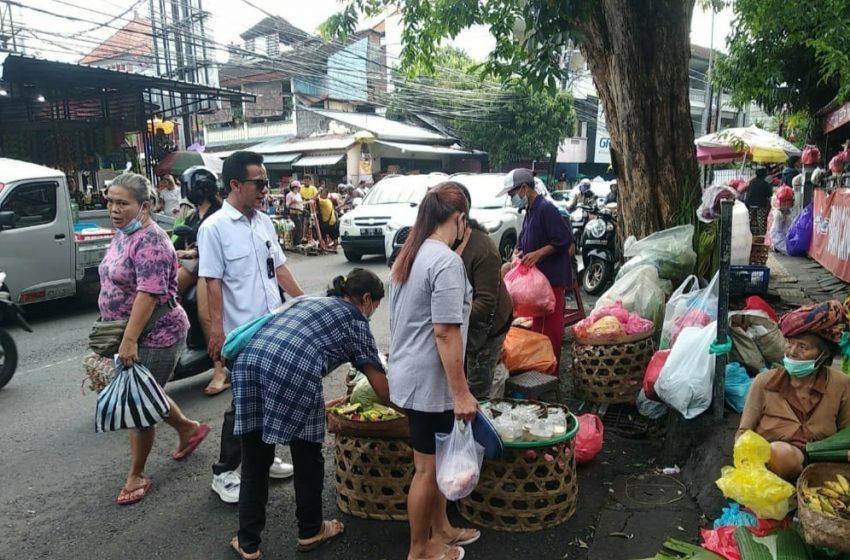  Pedagang  Pasar Sanglah Tumpah Di Jalan Waturenggong