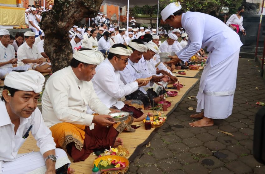  Persembahyangan Saraswati Bersama di Pura Agung Jagatnatha