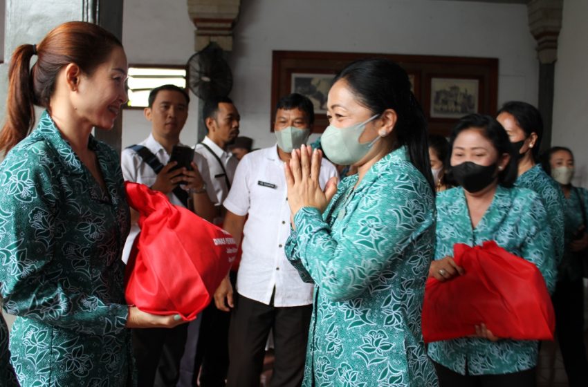  Posyandu Paripurna di Banjar Kaja Kelurahan Sesetan ditutup Ny. Sagung Antari jaya Negara