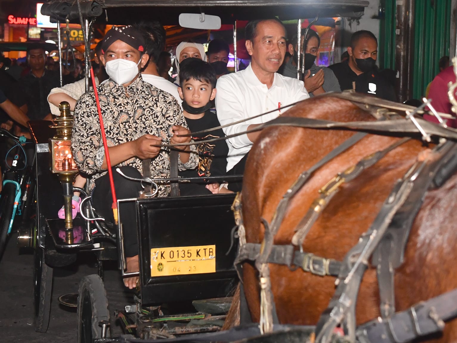 Liburan, Presiden Jokowi Bersama Keluarga Naik Andong di Malioboro