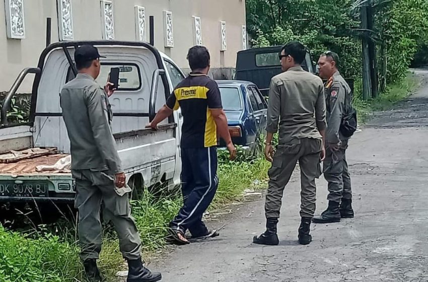  Satpol PP Kota Denpasar Tegur Pemilik Kendaraan Parkir di Badan Jalan 