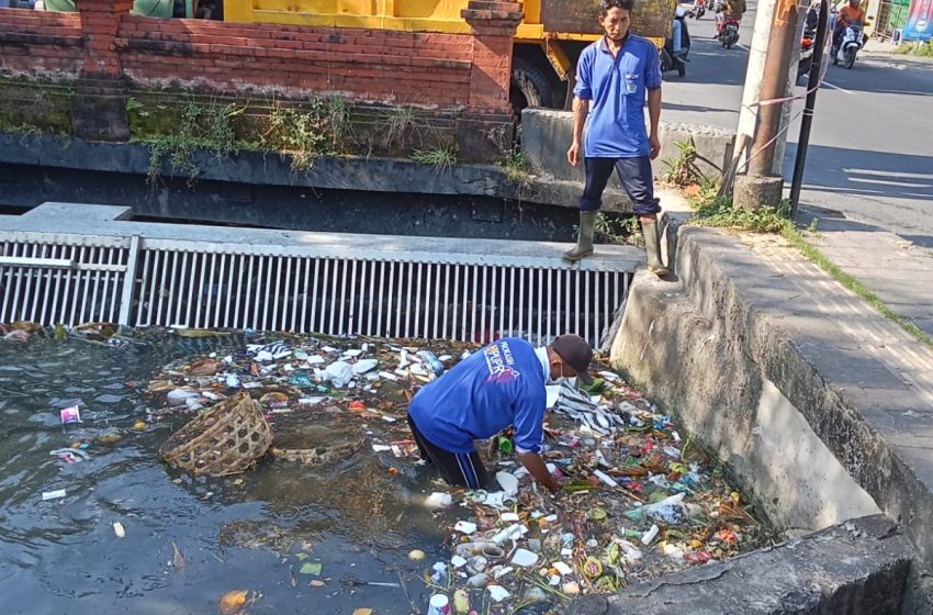  PUPR Denpasar Rutin Bersihkan Sampah di Sungai