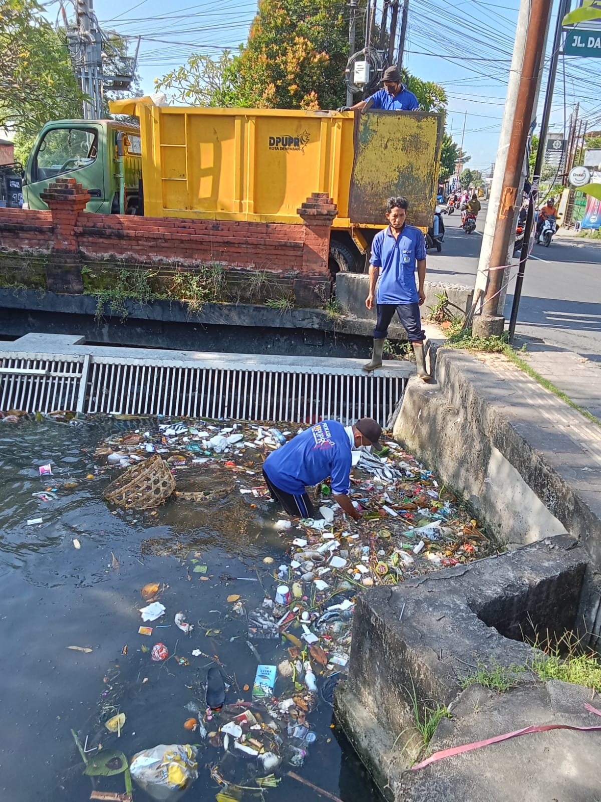PUPR Denpasar Rutin Bersihkan Sampah di Sungai