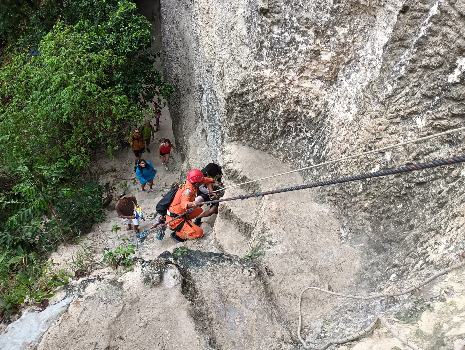 WNA Alami Dislokasi di Pantai Diamond Beach