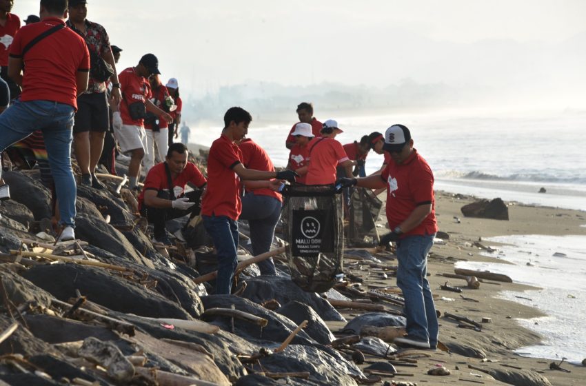  Menyama Braya, Ojk Gelar Aksi Bersih Pantai Padang Galak