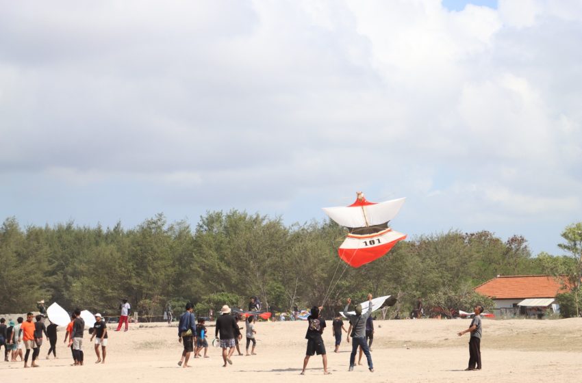  Layang-layang Denpasar Kite Festival VIII Hiasi Pantai Mertesari