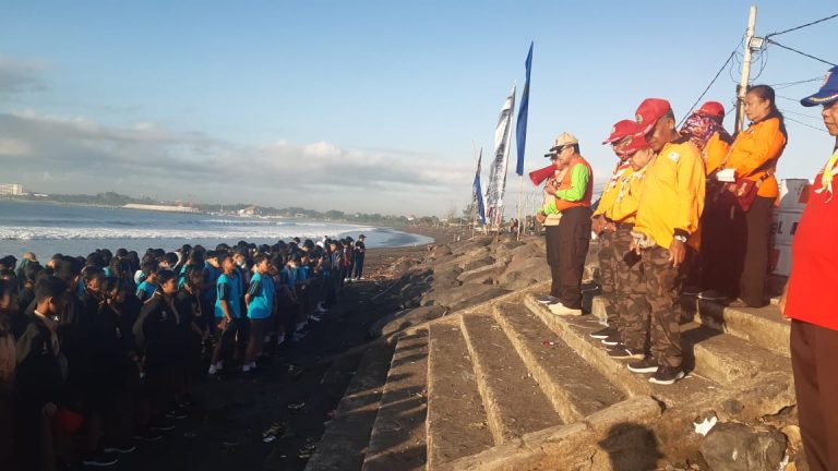 Ratusan Anggota Pramuka Kwarcab Denpasar Bersihkan Pantai Padang Galak