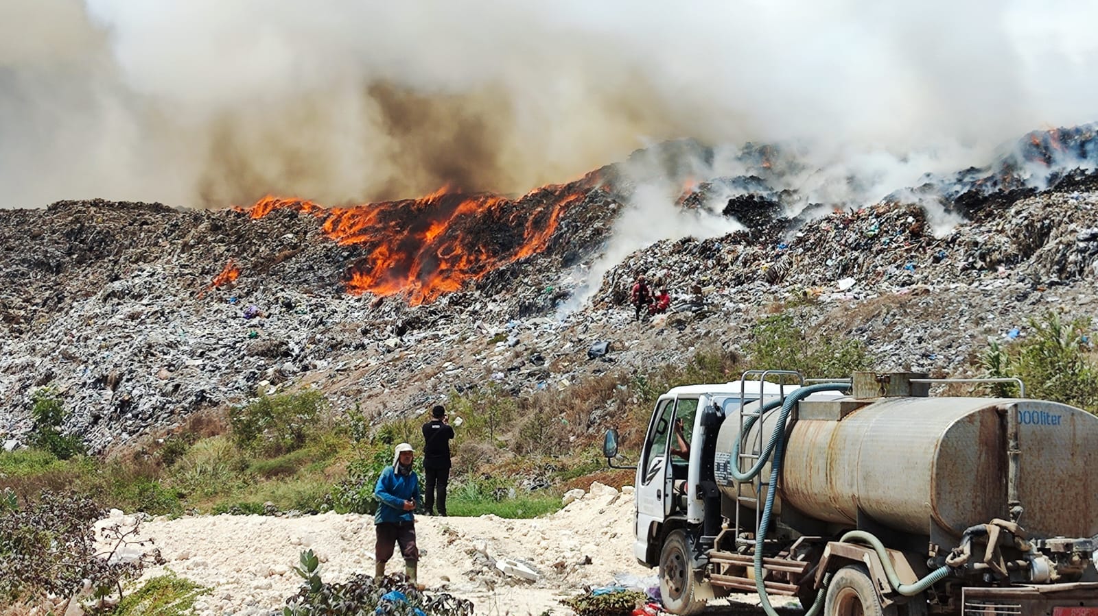 Kebakaran Sampah TPA Suwung Meluas Tim Damkar Berjibaku Tangani Api