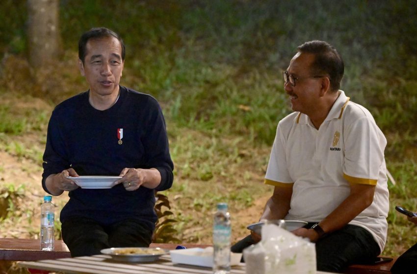  Presiden Jokowi Duduk Sambil Nikmati Suasana IKN dan Nasi Goreng