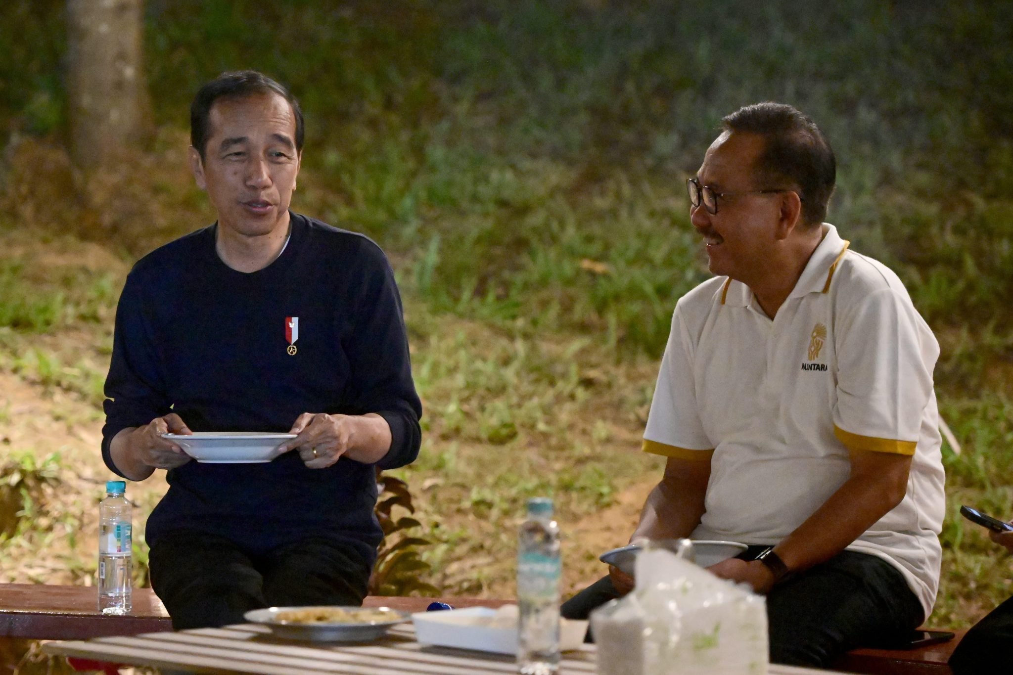 Presiden Jokowi Duduk Sambil Nikmati Suasana IKN dan Nasi Goreng