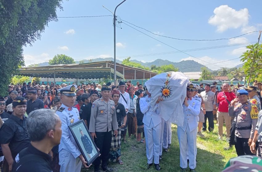  Ratusan Masyarakat Aantarkan Jenazah Taruna Putu Satria Ananta Rustika