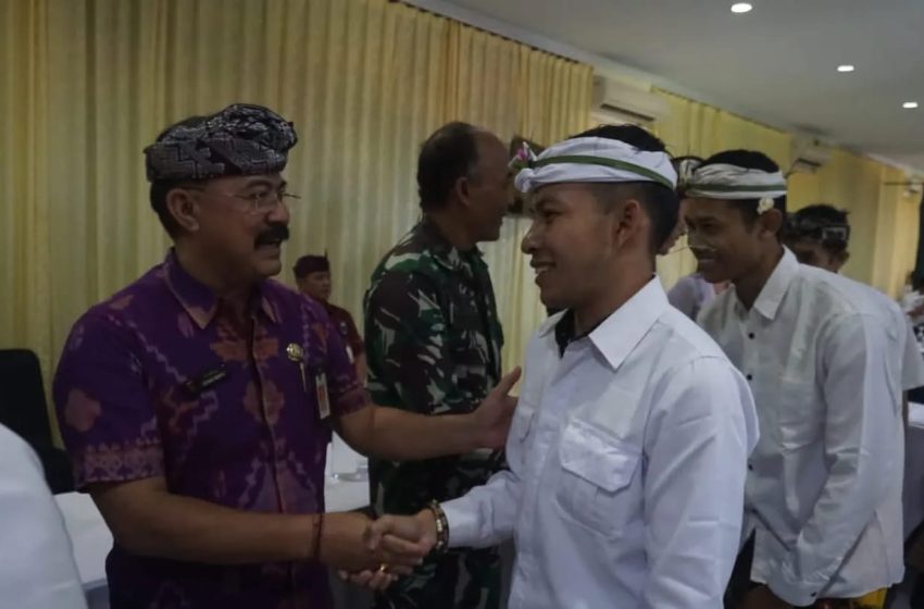  Sekda Kabupaten Karangasem Hadiri Pelantikan dan Pengambilan Sumpah Anggota PPK