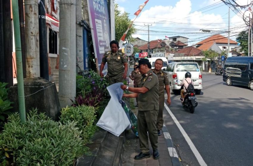  Satpol PP Denpasar Kembali Tertibkan Baliho dan Spanduk di Fasilitas Umum