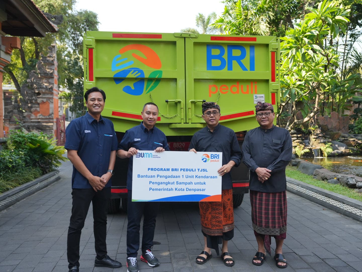 BRI Peduli, Serahkan Bantuan Satu Unit Dump Truck  ke Pemkot Denpasar