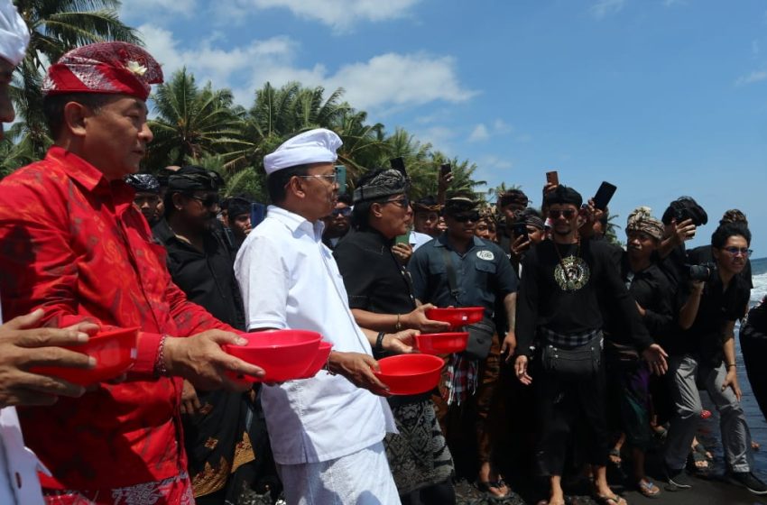  Ribuan Warga Kubu Tekad Menangkan Koster-Giri