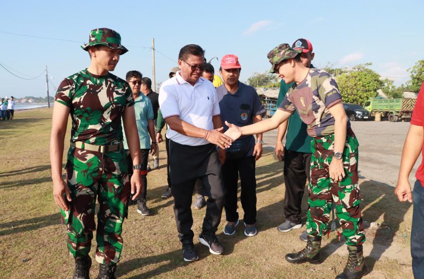  Gelar Aksi Kebersihan di Pantai Padanggalak,Pemkot Denpasar Dukung Karya Bakti Hut Ke-79 TNI