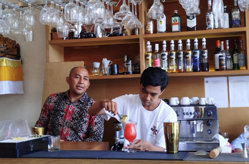  Anak Muda Kelurahan Dangim Puri Dibekali Pelatihan Bartender