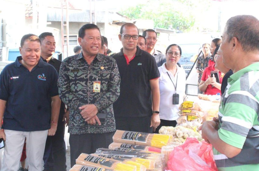  Sekda Alit Wiradana Tinjau Bazar Pangan Banjar Tegal Kawan Pemecutan Klod dan Serahkan 50 Paket Bantuan Stunting Kepada Warga