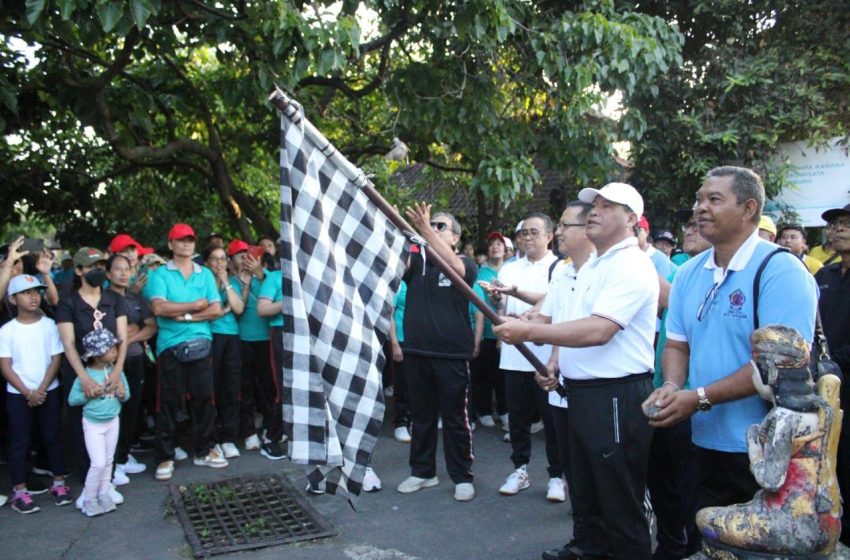  Sekda Alit Wiradana Hadiri Jalan Sehat HUT ke-26 BKS LPD Kota Denpasar