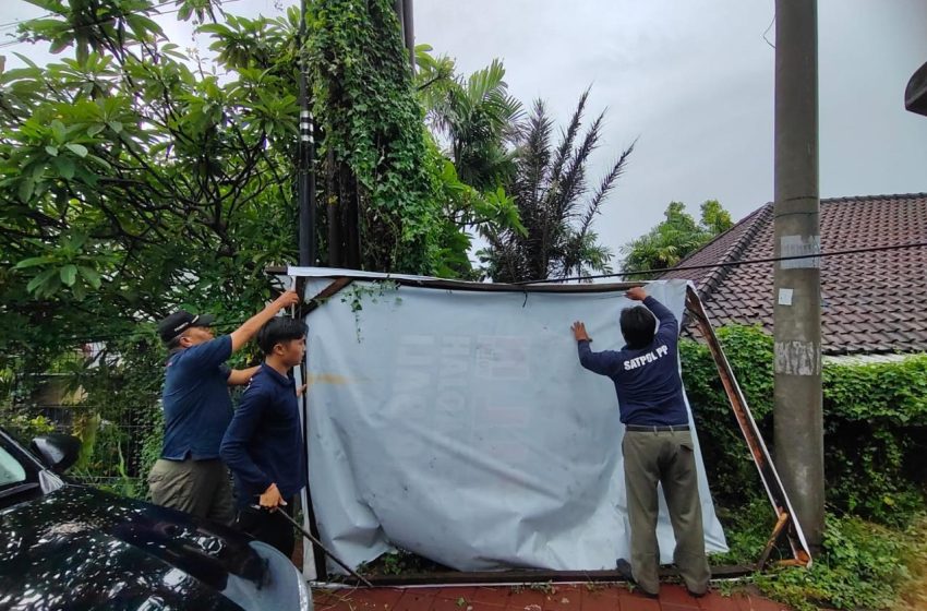  Satpol PP Kota Denpasar Tertibkan Baliho dan Spanduk,  Wujudkan Keindahan Wajah Kota