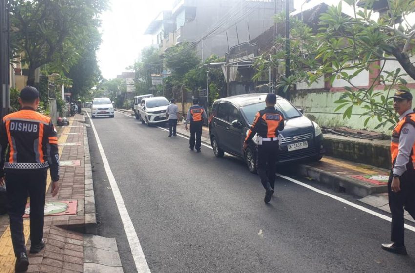  Dishub Denpasar Tertibkan Parkir Liar di Kawasan Jalan Gatot Kaca dan Jalan Sahadewa