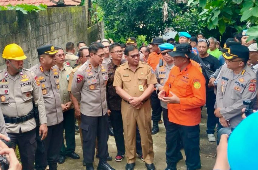  Sekda Alit Wiradana Tinjau Lokasi Musibah Longsor di Wilayah Ubung Kaja