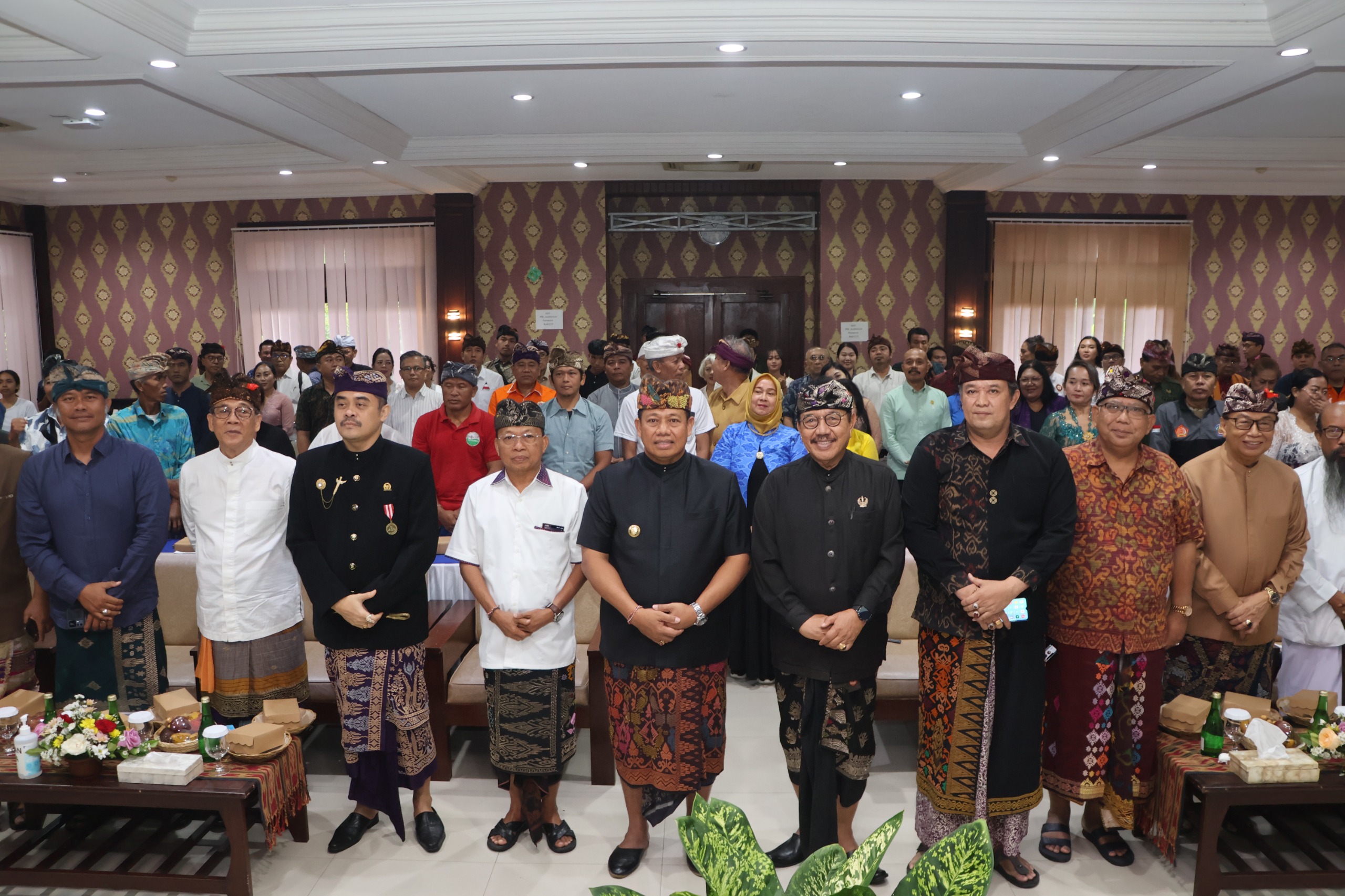 Pj. Gubernur Bali S.M. Mahendra Jaya Resmi Membuka Mahasabha II Paiketan Krama Bali