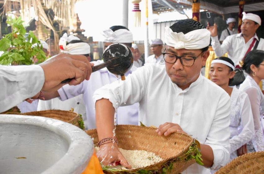  Wawali Arya Wibawa Hadiri Upacara Ngingsah di Pura Paiobon Penyarikan, Tegallantang