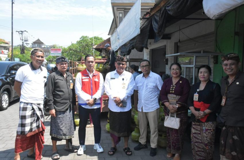 Sekda Alit Wiradana Tinjau Langsung Proses Distribusi Gas LPG 3 Kg Kepada Masyarakat
