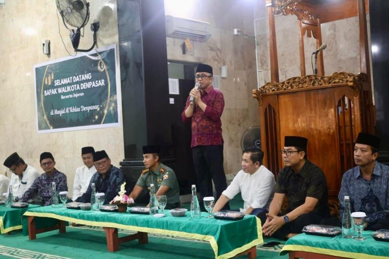 Wali Kota Jaya Negara Hadiri Buka Puasa Bersama di Masjid Al-Ikhlas Denbar