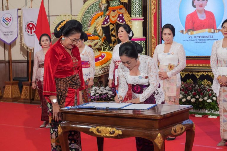 Dikukuhkan Bersama Istri Bupati Se-Bali, Ny. Sagung Antari Jaya Negara Kembali Pimpin Tiga Organisasi Kewanitaan Kota Denpasar