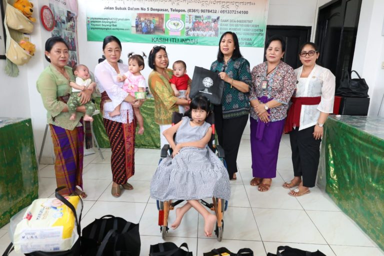 Ny. Antari Jaya Negara Salurkan Bantuan CSR Tiara Dewata Group Kepada Yayasan Sayangi Bali
