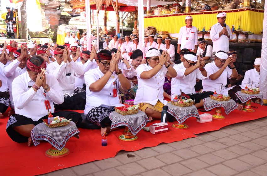  Wakil Gubernur Giri Prasta Hadiri Upacara Tawur Balik Sumpah di Pura Desa Wanasari, Tabanan