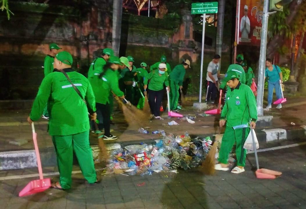 DLHK Denpasar Terjunkan 1.200 Petugas Bersihkan Sampah Usai Pengarakan Ogoh-ogoh, Volume Meningkat Hingga 100 Ton.