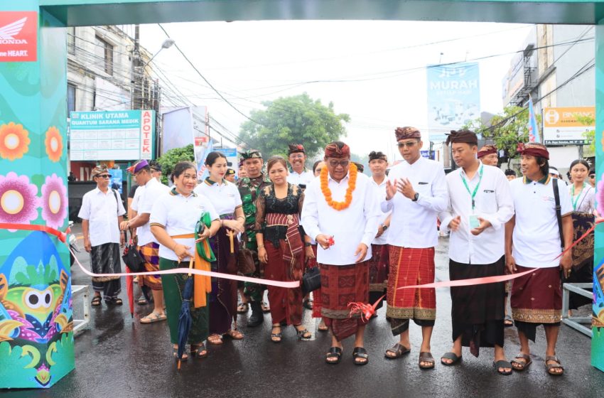  Sekda Alit Wiradana Buka Sesetan Heritage Omed-Omedan Festival Lestarikan Warisan Leluhur, Usung Tema Suciptaning Bhuana