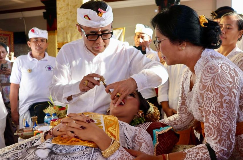 Walikota Jaya Negara Ngayah “Nyangging” Serangkaian Karya di Banjar Jurang Asri Peguyangan Kangin