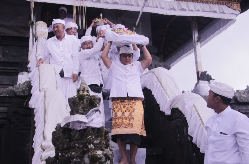 Hujan Gerimis Sambut Prosesi Nedunang Ida Bhatara Kabeh, Wagub Giri Prasta Ngayah Mundut Pralingga Ida Bhatara Lingsir