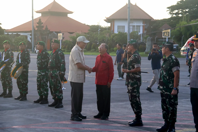 Kenakan Tenun Endek Warna Merah, Gubernur Koster Sambut Menhan RI Sjafrie Sjamsoeddin