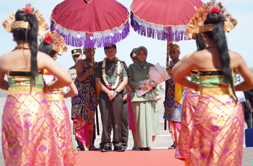  Tiba di Pulau Bali, Mayjen TNI Piek Budyakto Disambut Tradisi Tepung Tawar