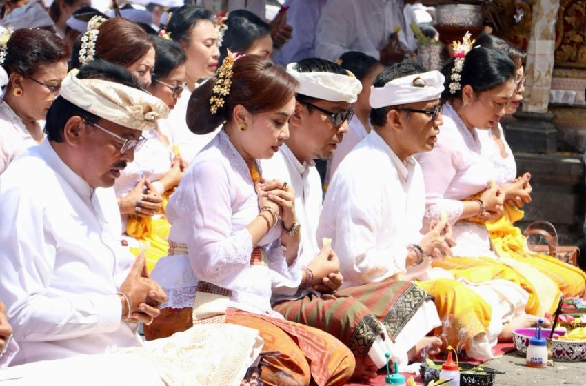 Pemkot Denpasar Ngaturang Bhakti Penganyar Ida Bhatara Turun Kabeh di Pura Agung Besakih