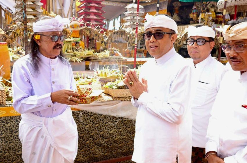  Pemkot Denpasar Ngaturang Bhakti Penganyar Serangkaian Pujawali Ngusaba Kedasa di Pura Ulun Danu Batur
