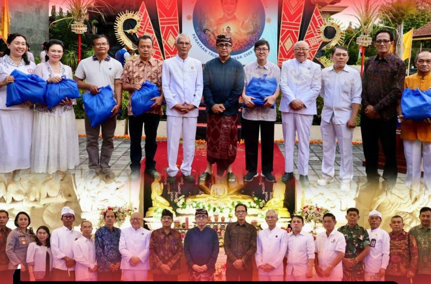  Walikota Jaya Negara Hadiri Peringatan Trisuci Waisak 2569 BE di Vihara Buddha Sakyamuni